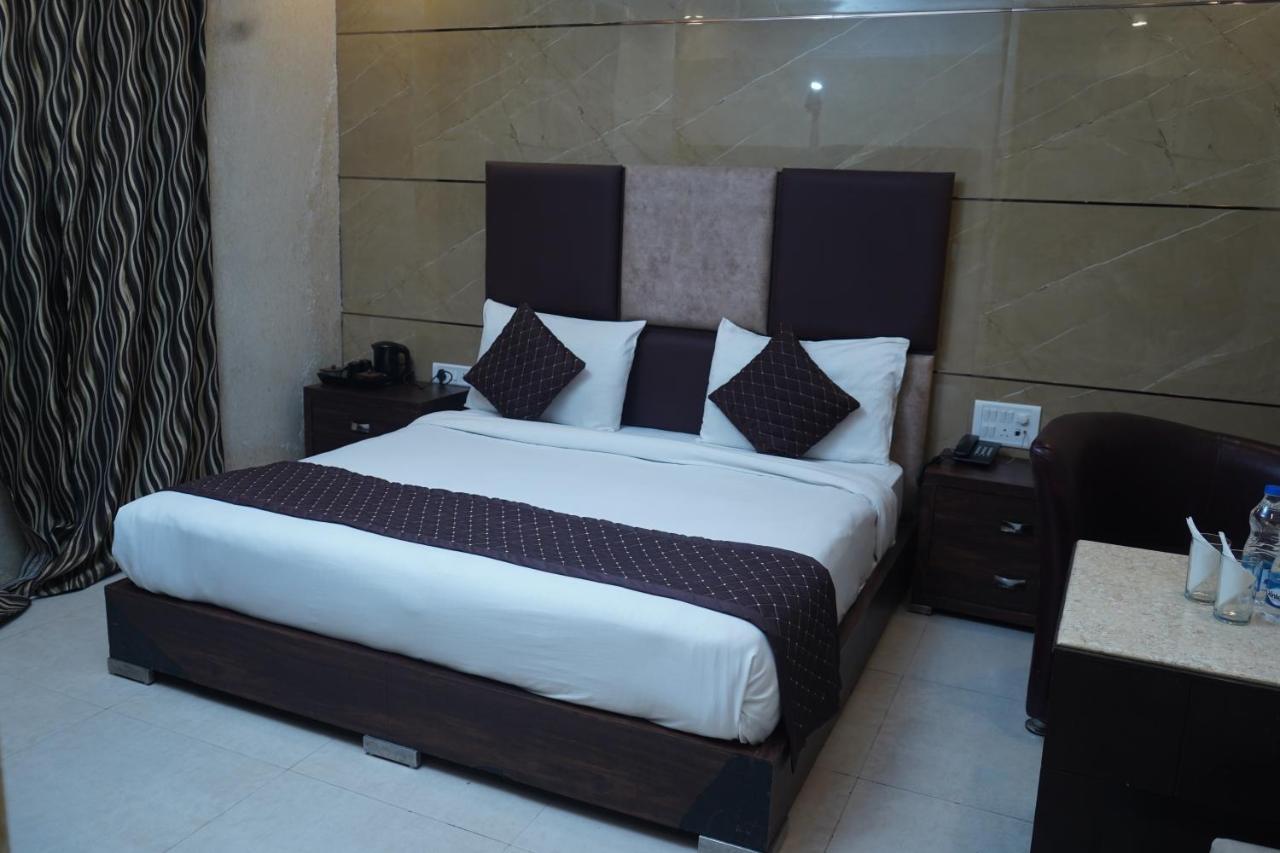 ניו דלהי Hotel O Delhi, Near Karol Bagh Main Market And Metro Station מראה חיצוני תמונה