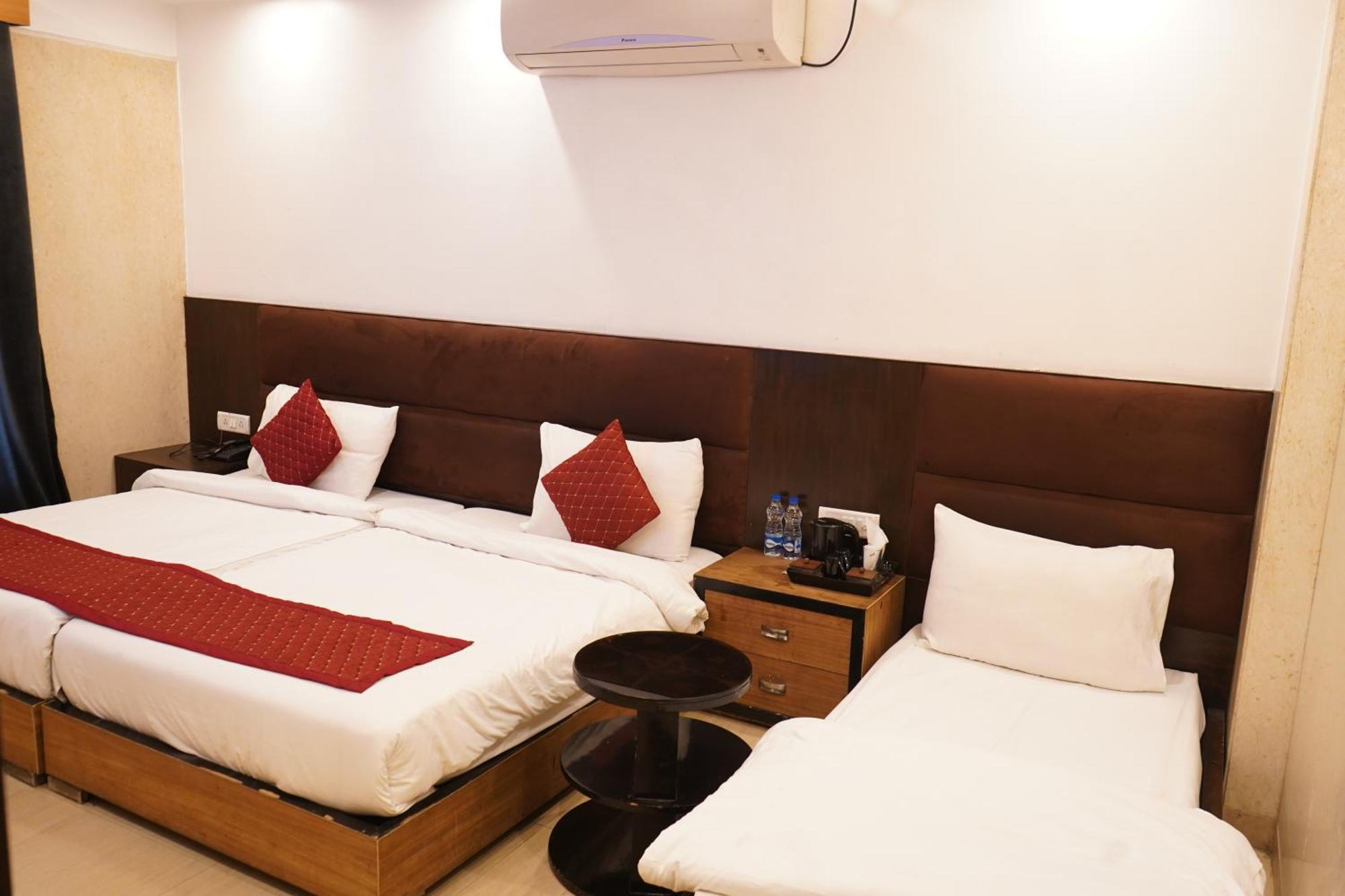 ניו דלהי Hotel O Delhi, Near Karol Bagh Main Market And Metro Station מראה חיצוני תמונה